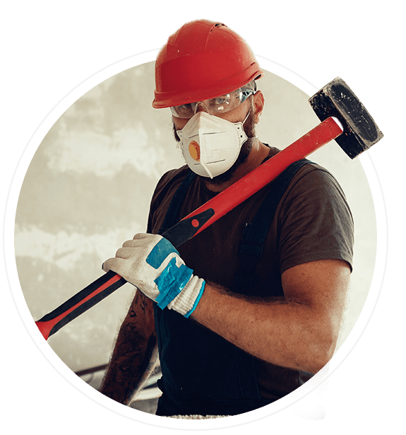 Abrisswerker mit Maske und Vorschlaghammer