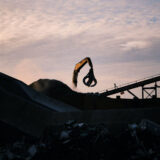 Abrissbagger im Abendrot