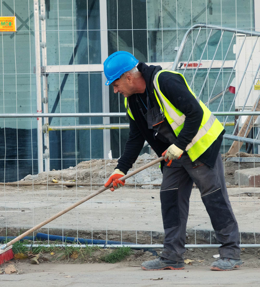 Arbeiter fegt den Boden