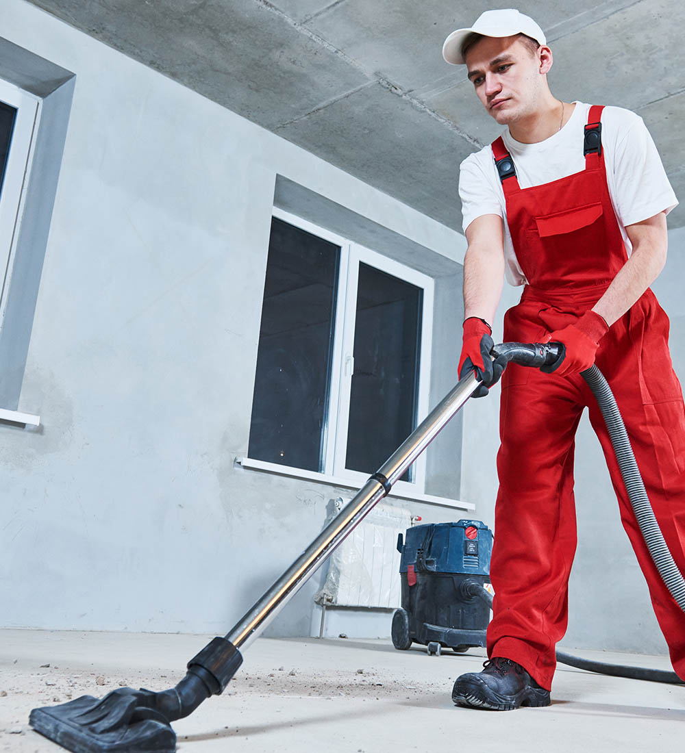 Arbeiter Reinigt nach der Arbeit