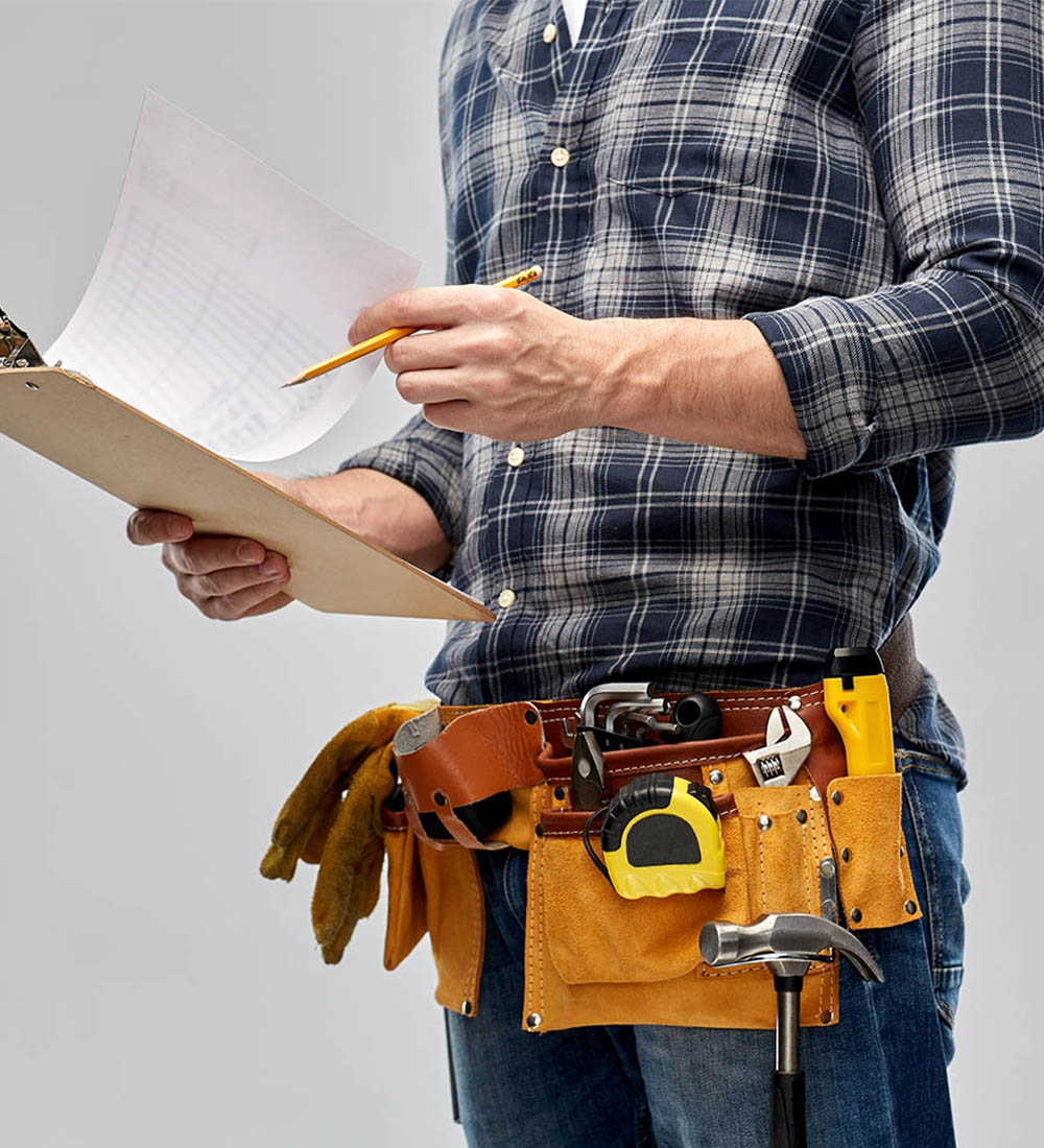 Handwerker hält Stift und Zettel