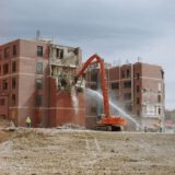 Bagger reißt Haus ab