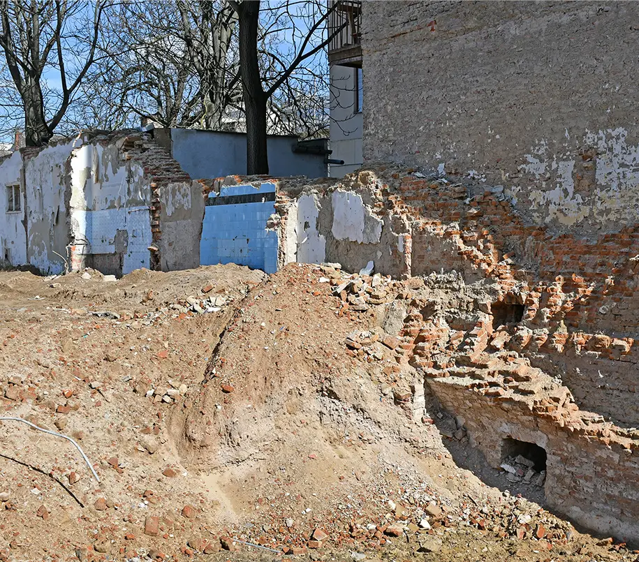 Erdaushub neben einem Gebäude. Erdaushub bezeichnet das Ausgraben von Bodenmaterialien wie Erde, Sand, Ton oder Gestein, die während Bauprojekten wie dem Bau von Fundamenten, Kellern, Straßen oder Gartenanlagen entfernt werden. Diese Arbeiten sind ein wesentlicher Bestandteil bei Bauvorhaben und erfordern Fachwissen und spezialisierte Maschinen.
