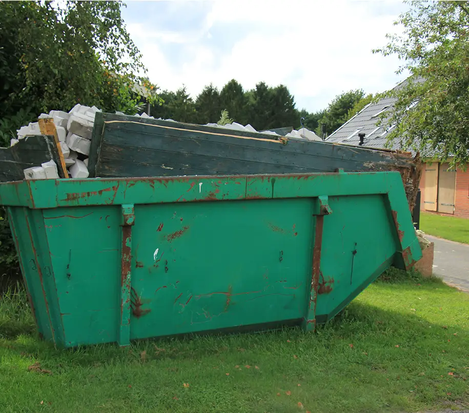 Bauschuttcontainer vor Recycling und Entsorgung nach dem Abriss