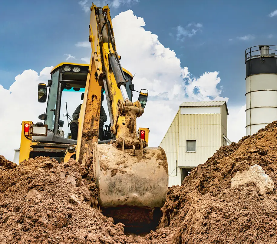 Bagger beim Erdaushub auf einer Baustelle