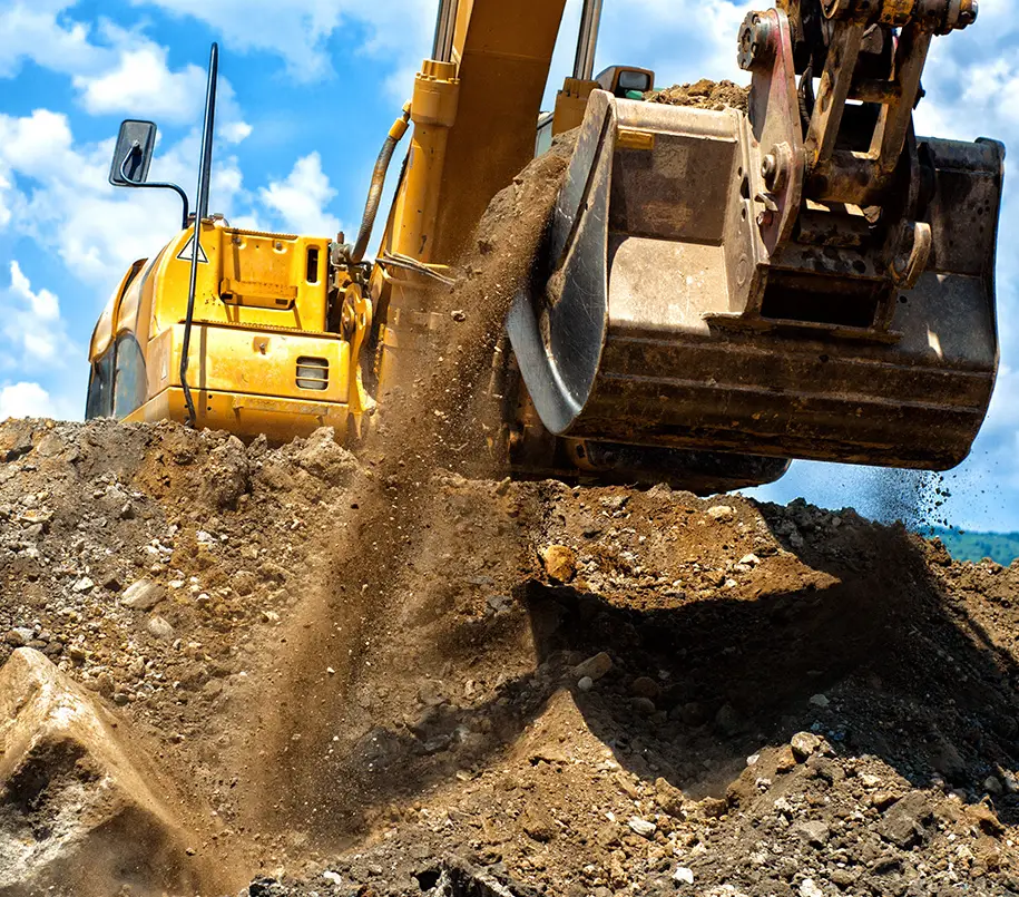 Bagger entlädt Sand und Erde
