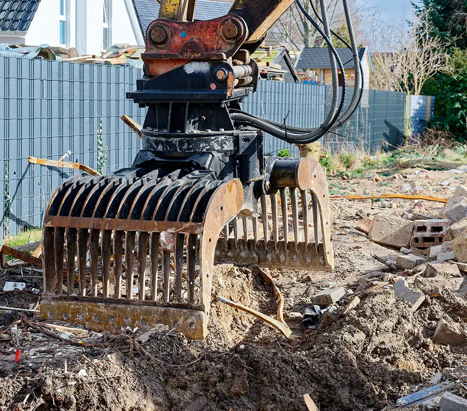 Bagger auf einem Grundstück