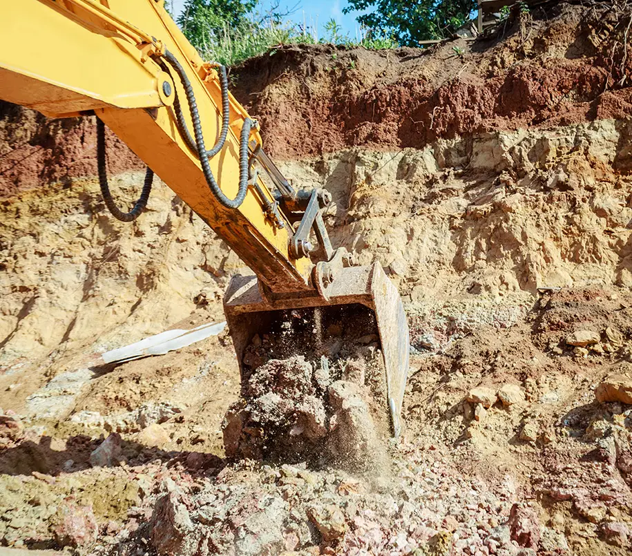 Bagger beim Lehmbodenaushub