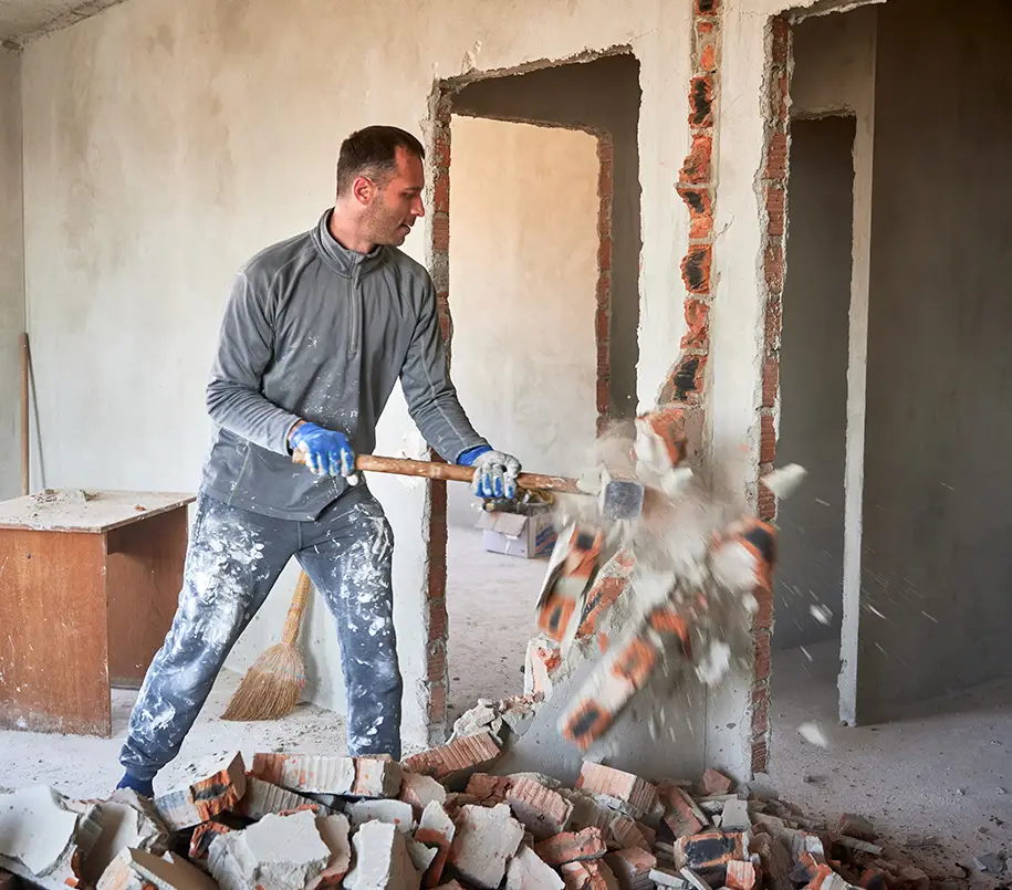 Bauarbeiter beim Abriss einer Wand