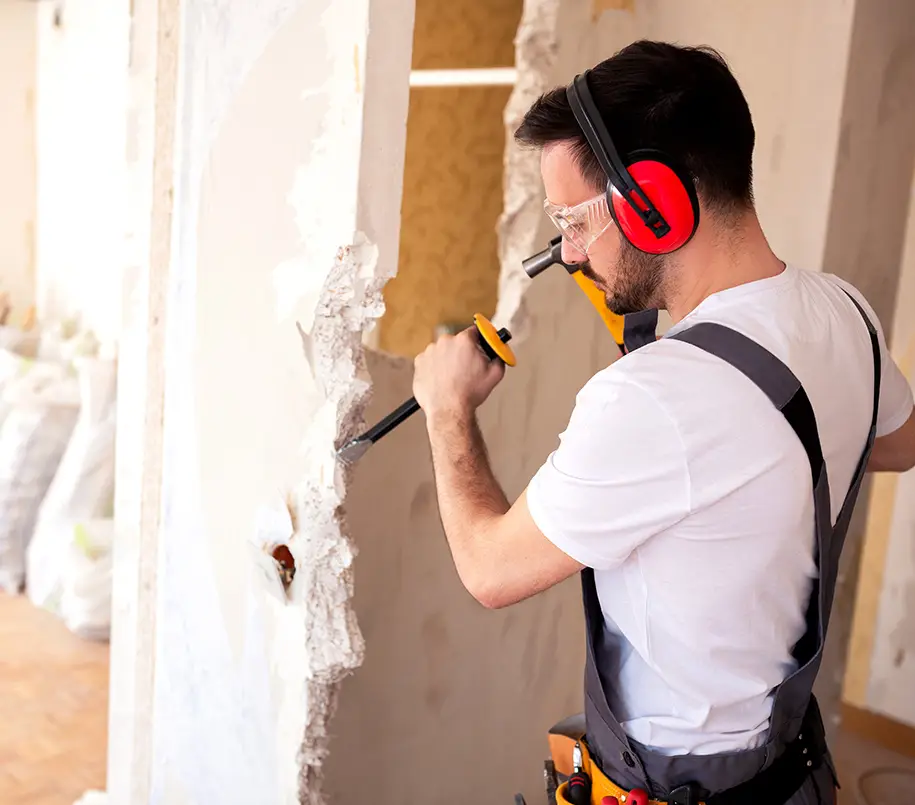 Bauarbeiter beim Aufstemmen einer Wand.Beim Aufstemmen einer Wand übernehmen Bauarbeiter eine Reihe von Aufgaben, die sowohl handwerkliches Geschick als auch die Beachtung von Sicherheitsvorschriften erfordern. Hier ist eine Übersicht der typischen Aufgaben eines Bauarbeiters bei dieser Tätigkeit:
