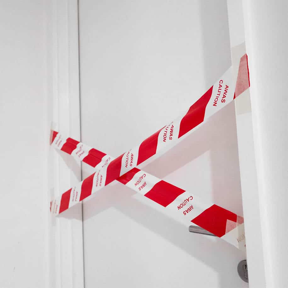 Heizungs- und Elektroinstallation: Wenn der Kamin an eine Heizungsanlage oder elektrische Systeme angeschlossen ist, müssen diese vor dem Abbau abgeschaltet und entfernt werden. Abbau von Zubehör: Entfernen Sie Kaminzubehör wie Kaminsims, Rost oder Abdeckungen.