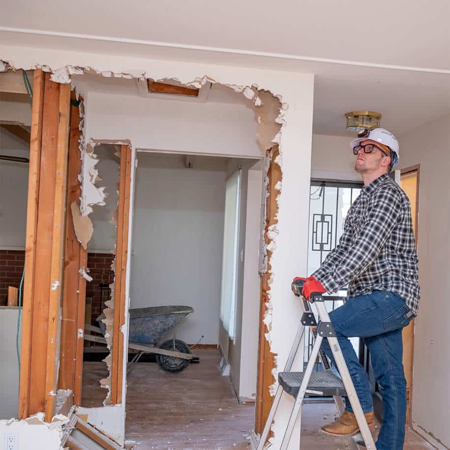 Die Entkernung ist ein Rückbauprozess, bei dem das Innere eines Gebäudes entfernt wird, während die äußere Struktur (Fassade und tragende Wände) erhalten bleibt. Dieser Vorgang wird oft durchgeführt, um ein Gebäude für eine Renovierung, Sanierung oder Umnutzung vorzubereiten