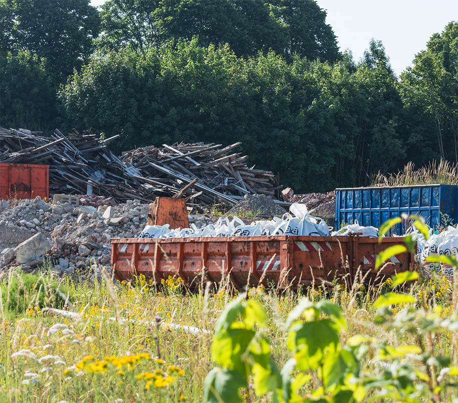 Blei, Schwermetalle, sowie chemische Abfälle und Sondermüll, wie z.B. Sperrmüll gehören zu den gefährlichen Abfällen im Abriss.