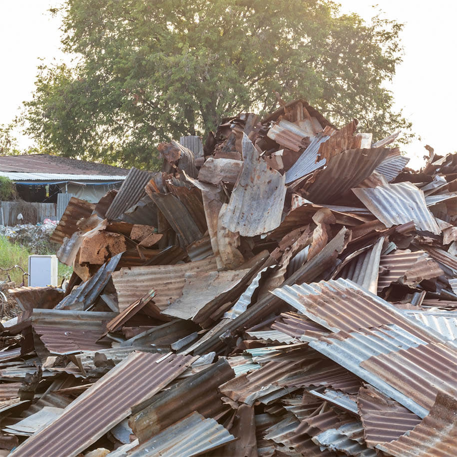 Der Schuppen. Das Schuppendach wird abgerissen und kommt aus dem Sperrmüll.
