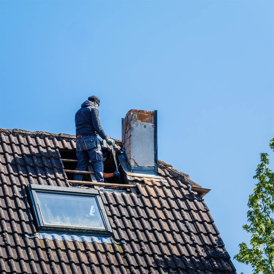 Abdeckung entfernen: Beginnen Sie mit dem Abbau von Abdeckungen oder anderen oberen Elementen des Schornsteins. Ziegel oder Steine abtragen: Arbeiten Sie sich von oben nach unten vor. Verwenden Sie einen Hammer und Meißel oder einen Abbruchhammer, um die Ziegel oder Steine vorsichtig zu lösen. Achten Sie darauf, keine tragenden Elemente des Daches oder der Wände zu beschädigen.