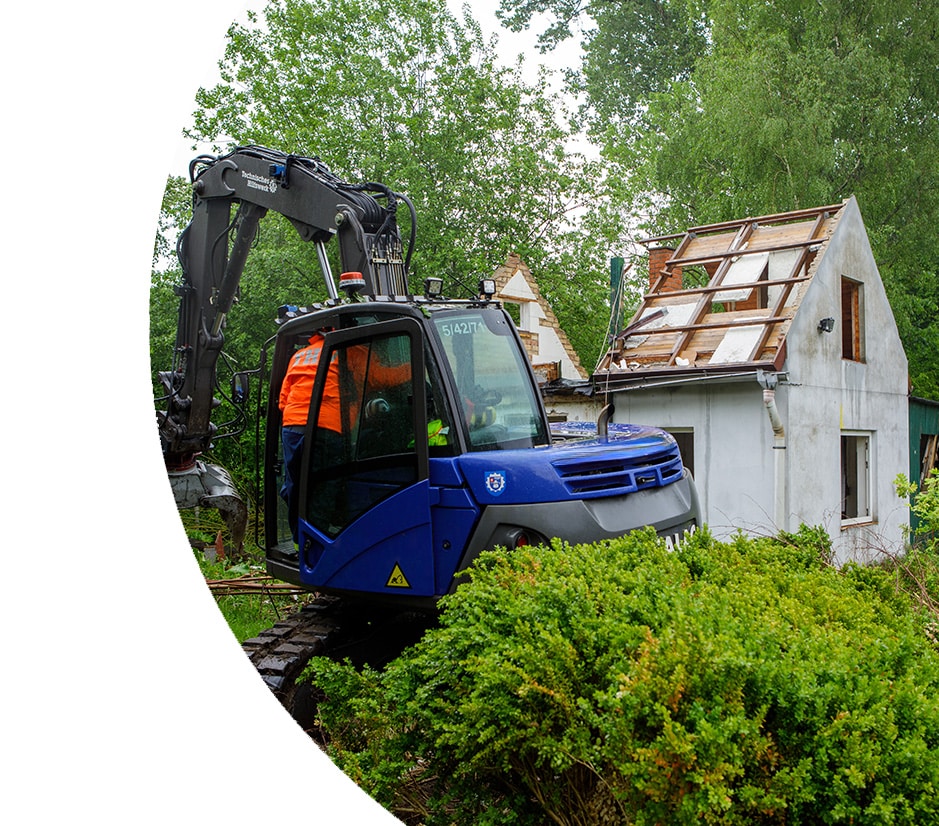 Bagger beim Abriss eines Hauses auf dem Land