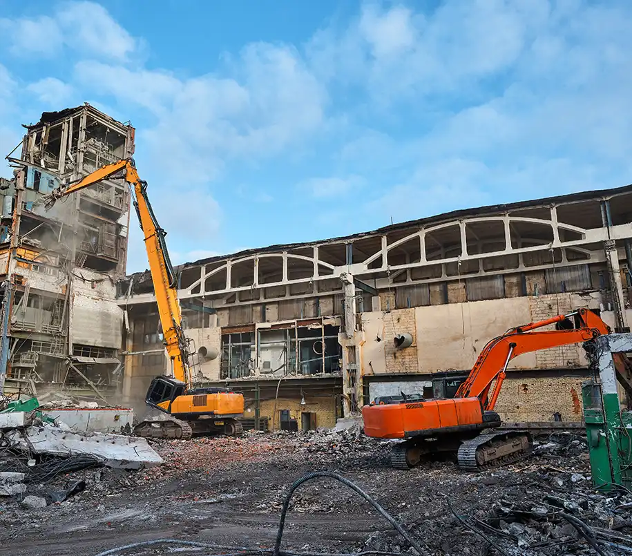 Zwei Bagger beim Abriss von Lagerhallen