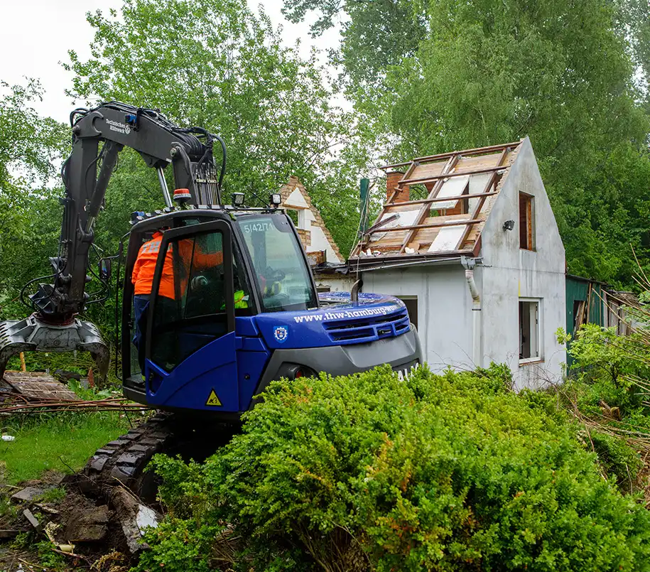 Abriss eines abbruchreifen Häuschens auf dem Land