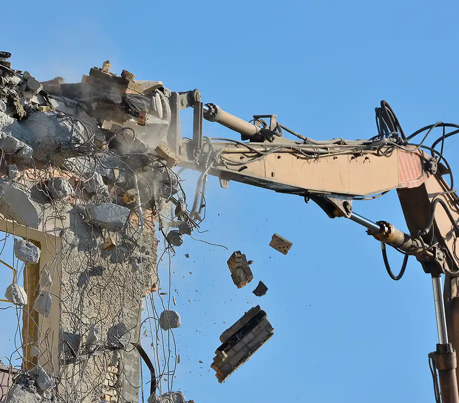 Bagger beim Abriss eines Gebäudes