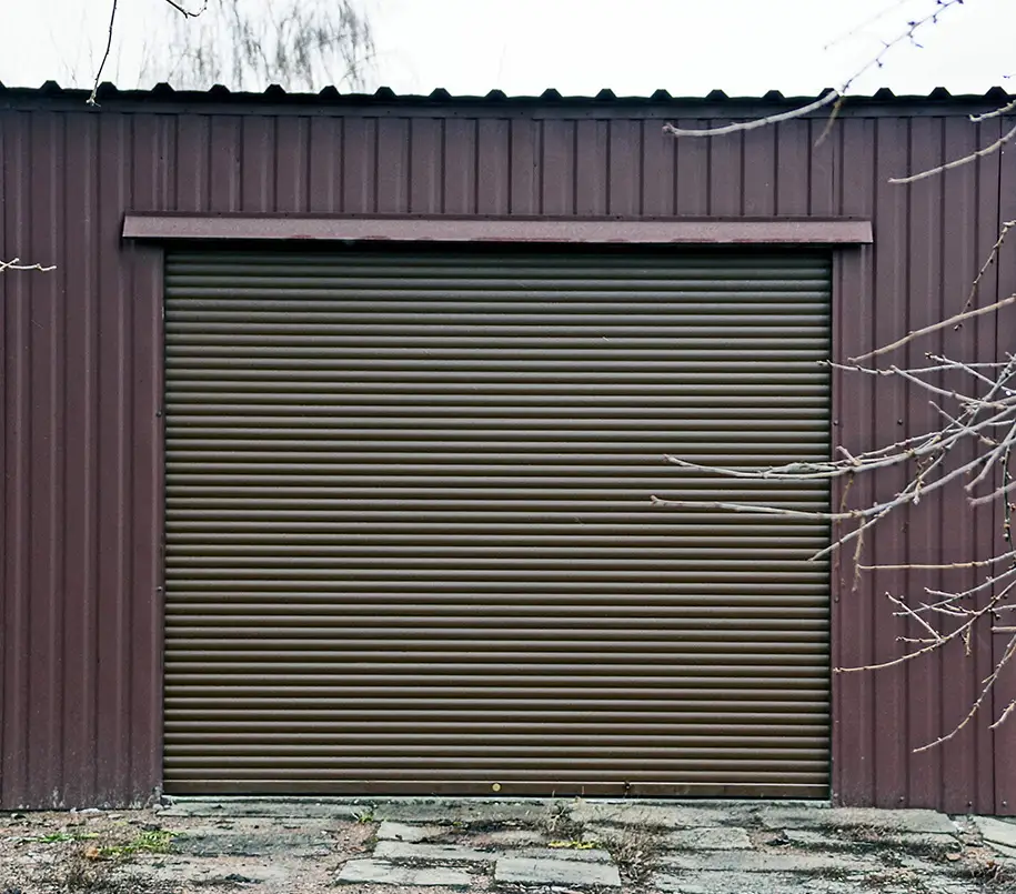 Alte mit Wellblech verkleidete Garage