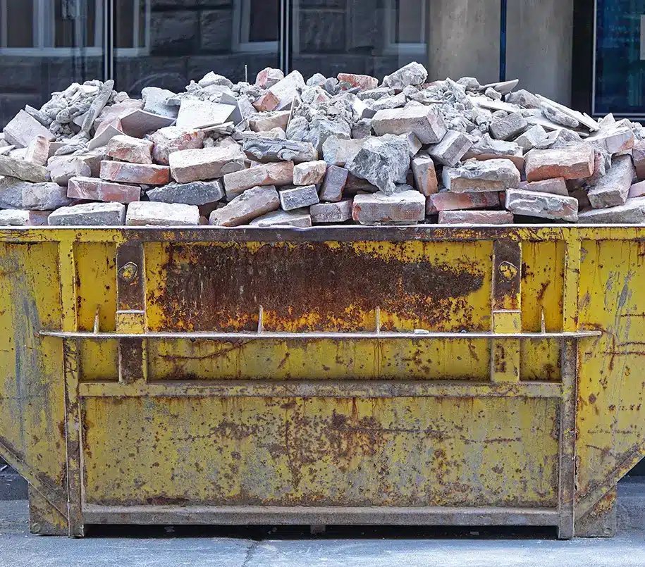 Container voller zu recycelnder Backsteine aus Teilabbruch