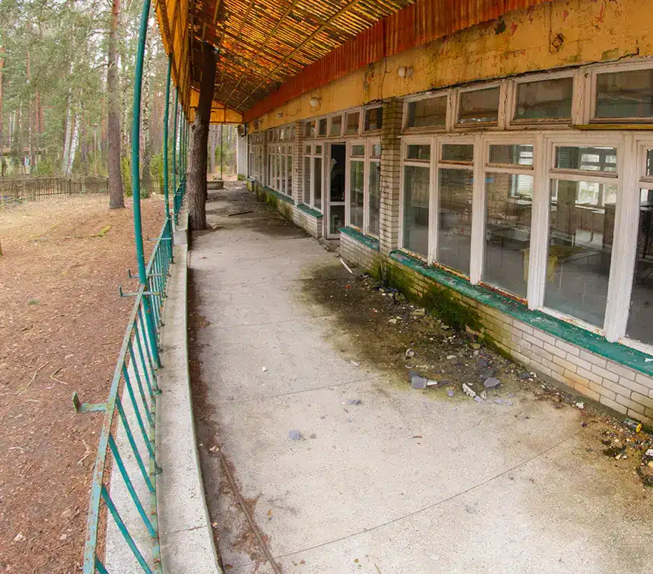 Verfallene Terrasse an renovierungsbedürftigem Gebäude