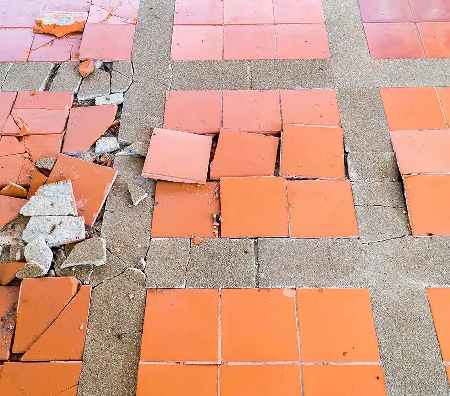 Lose Terracotta-Kacheln auf abbruchreifer Terrasse zum Recycling