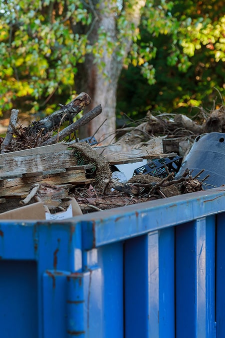 Blauer Container mit recycelten Baustoffen