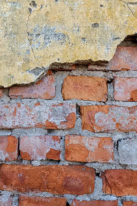 Mauerwerk Ziegelsteiene und abgefallener Putz