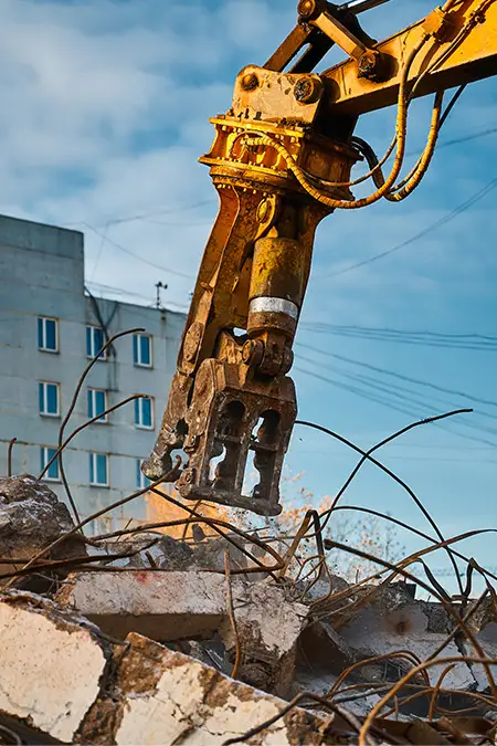 Bauschutt wird vom Kran abtransportiert