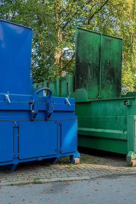 Container und Recyclingtonnen für Wiederverwendung von Baustoffen