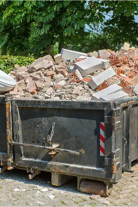 Bauschuttcontainer mit wiederverwertbaren Baustoffen