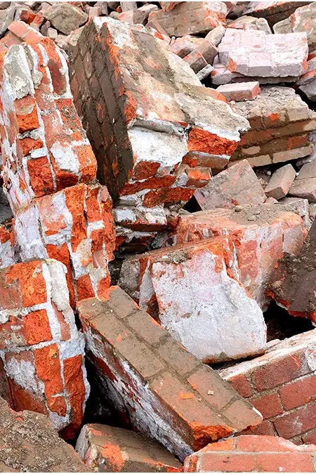 Alte Ziegelsteine nach Mauerabbruch