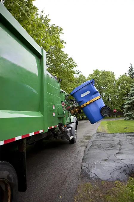 Müllwagen der Recyclingtonnen ausleert