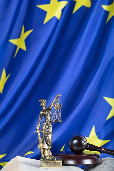 EU-Fahne und Justizia