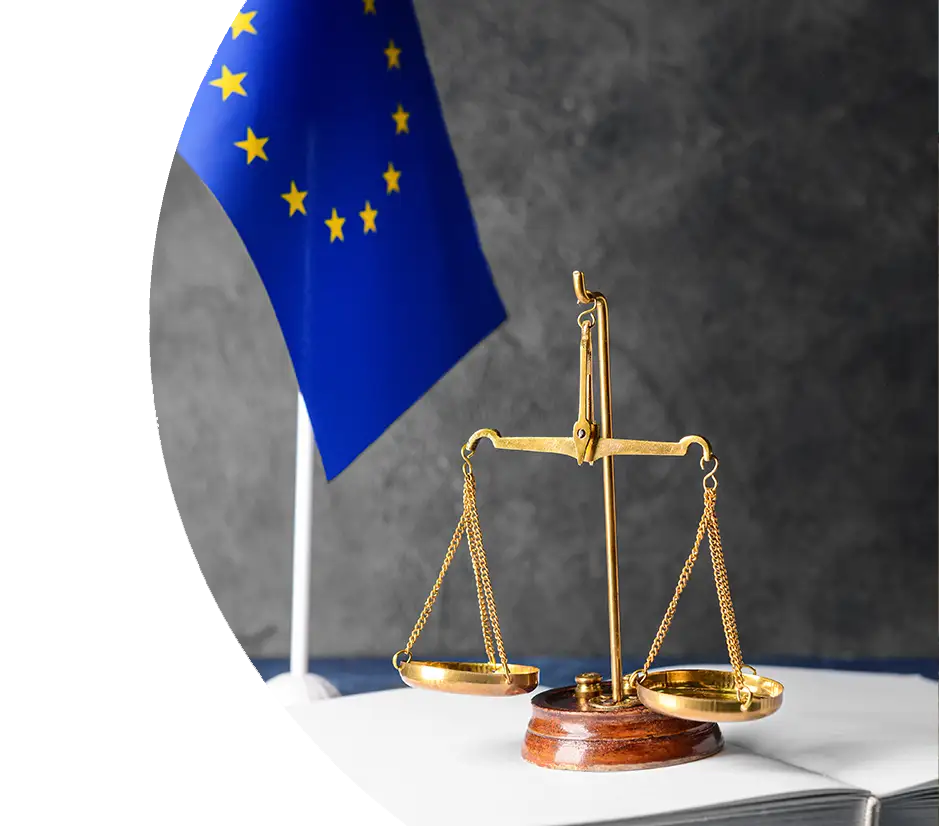 EU Fahne und Justizia auf einem Gesetzbuch