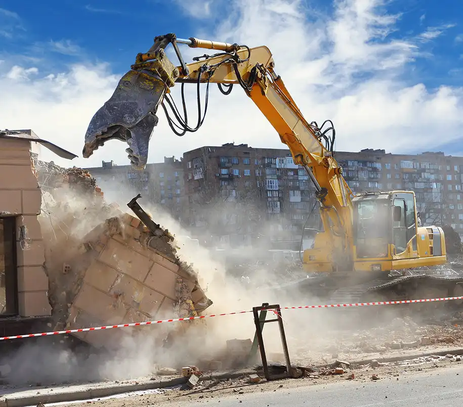 Bagger beim Abriss eines Hauses